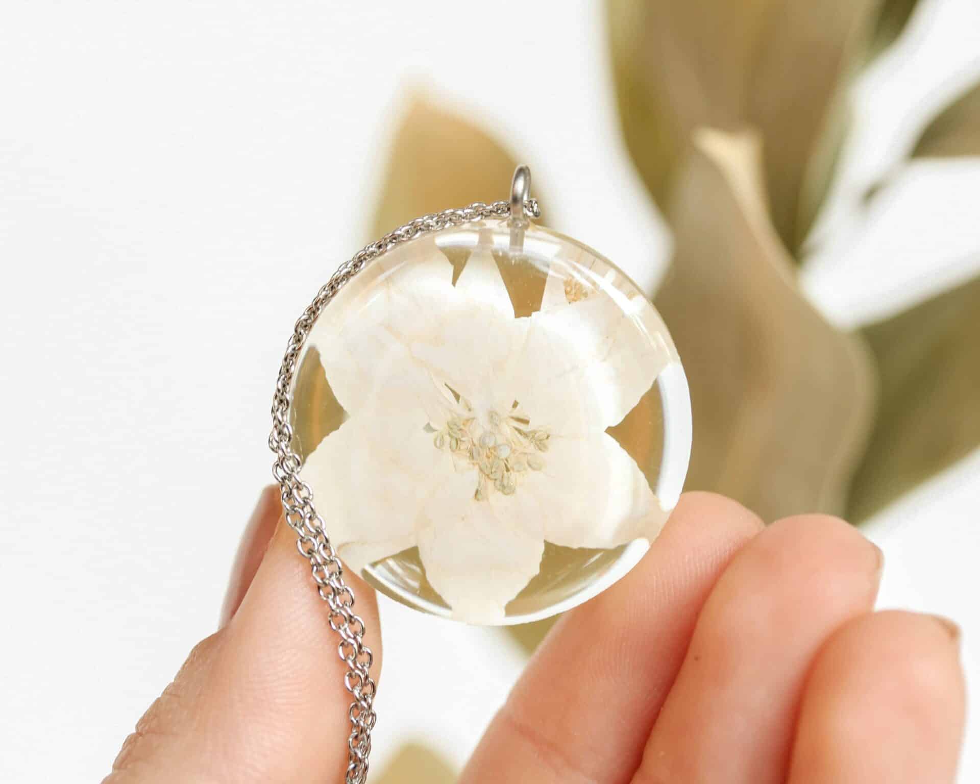 flower-december-necklace