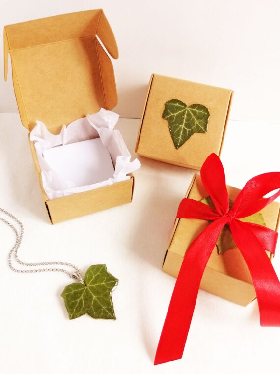 Ivy leaf necklace, Pressed leaf necklace, Botanical pendant necklace, Ivy jewellery, Green leaf necklace, Nature lover gift for her
