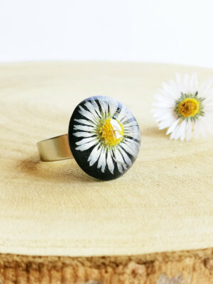 Real daisy ring, Daisy resin ring, White flower jewelry, Adjustable flower ring, Pressed daisy jewelry, Black resin ring, Gifts for sister