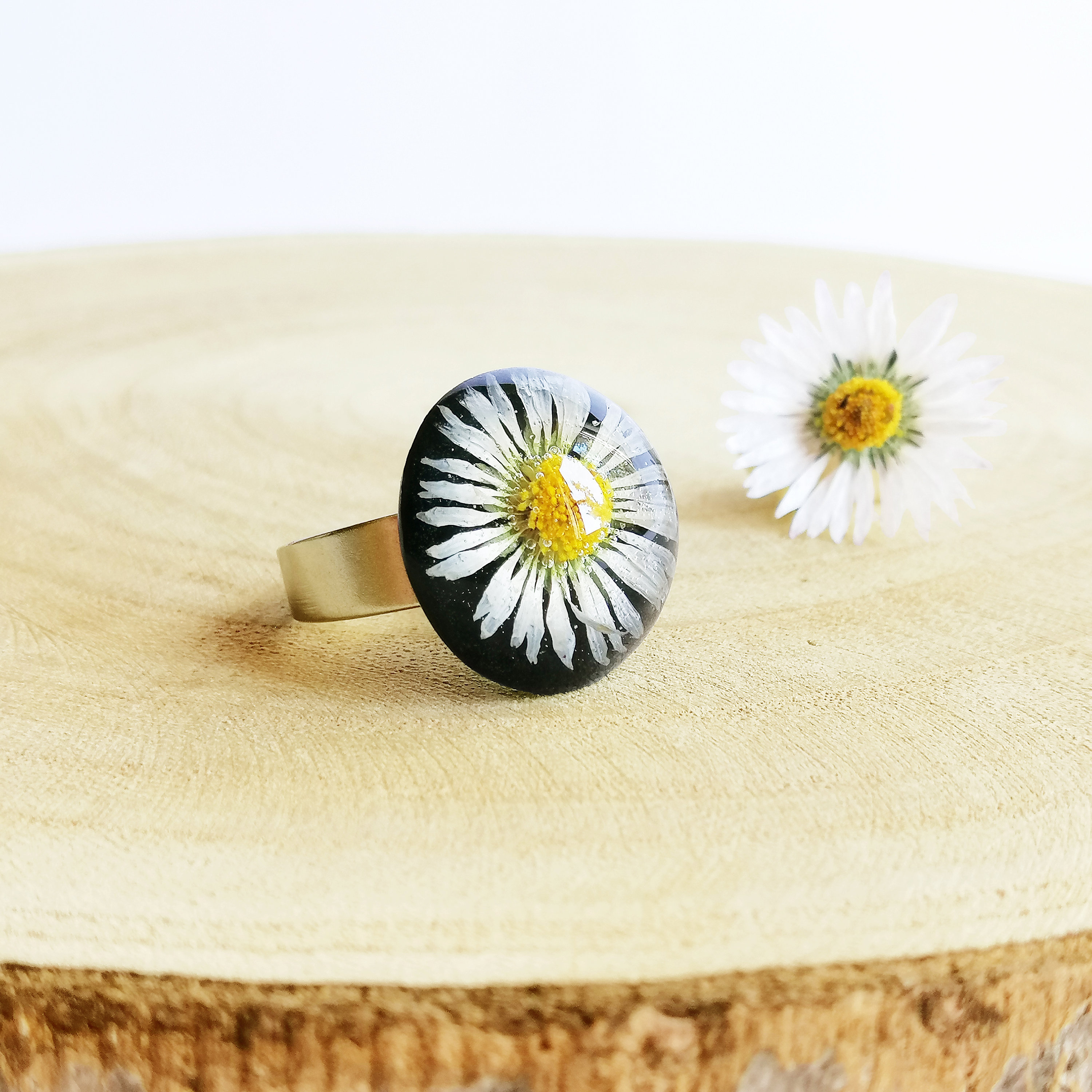 Real daisy ring, Daisy resin ring, White flower jewelry, Adjustable flower ring, Pressed daisy jewelry, Black resin ring, Gifts for sister