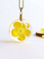 Yellow flower necklace, Pressed flower necklace, Buttercup necklace, Resin flower necklace, Buttercup jewelry, Gifts for her, Yellow jewelry