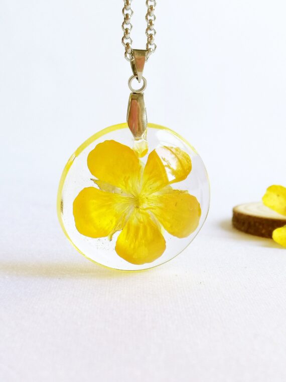 Yellow flower necklace, Pressed flower necklace, Buttercup necklace, Resin flower necklace, Buttercup jewelry, Gifts for her, Yellow jewelry