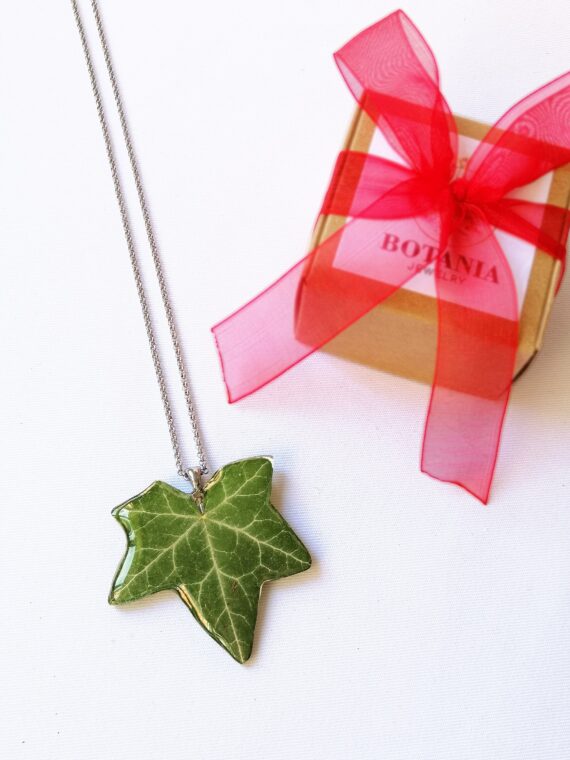 Botanical necklace, Pressed leaf necklace, Green leaf necklace, Ivy jewelry, Gift for nature lovers, Botanical jewelry, Nature necklace,