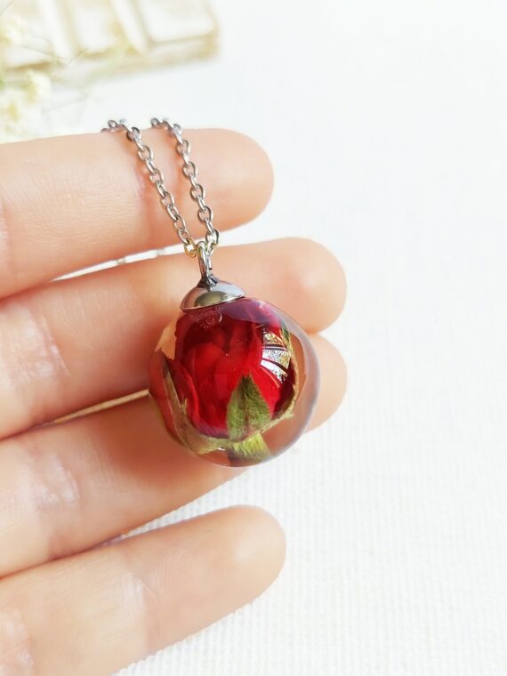 Red Rose Pendant Necklace in Resin – Unique Gifts for Mom