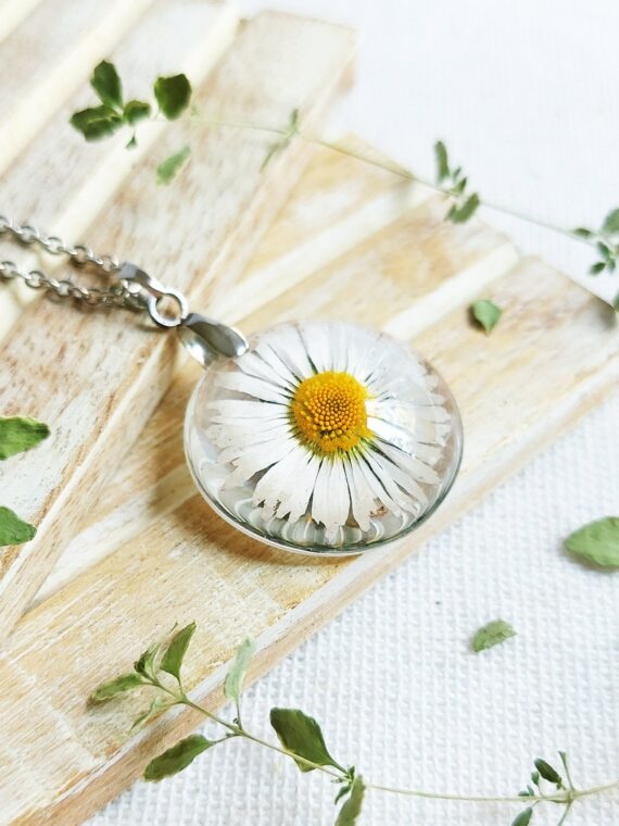 Choker Chain Necklace with Delicate Flower in Resin
