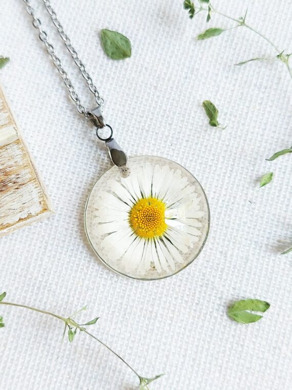 Choker Chain Necklace with Delicate Flower in Resin