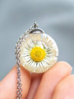 Real flower necklace, Daisy flower necklace, Delicate flower necklace, Unique gift for mother's day, White pendant necklace, Spring jewelry