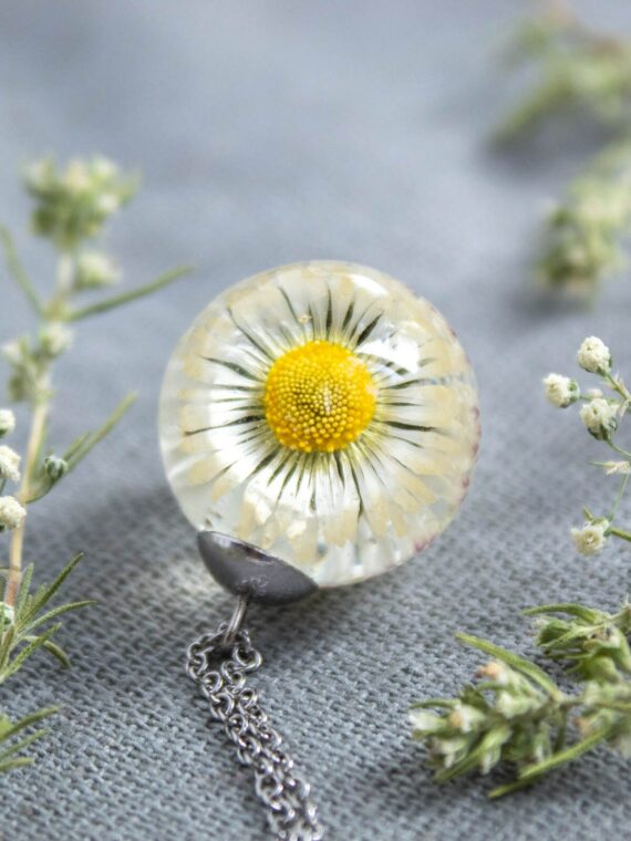 Real flower necklace, Daisy flower necklace, Delicate flower necklace, Unique gift for mother's day, White pendant necklace, Spring jewelry