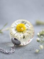 Real flower necklace, Daisy flower necklace, Delicate flower necklace, Unique gift for mother's day, White pendant necklace, Spring jewelry