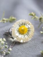 Real flower necklace, Daisy flower necklace, Delicate flower necklace, Unique gift for mother's day, White pendant necklace, Spring jewelry