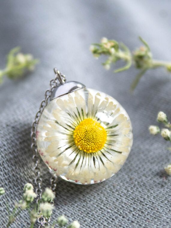 Real flower necklace, Daisy flower necklace, Delicate flower necklace, Unique gift for mother's day, White pendant necklace, Spring jewelry
