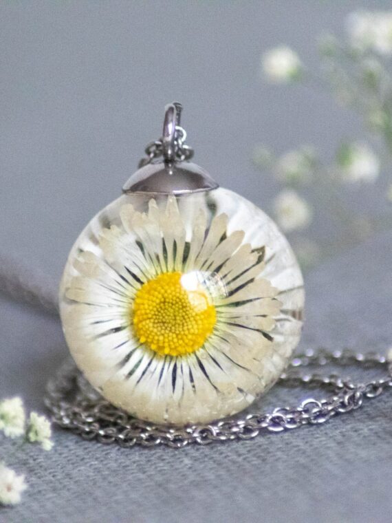 Real flower necklace, Daisy flower necklace, Delicate flower necklace, Unique gift for mother's day, White pendant necklace, Spring jewelry