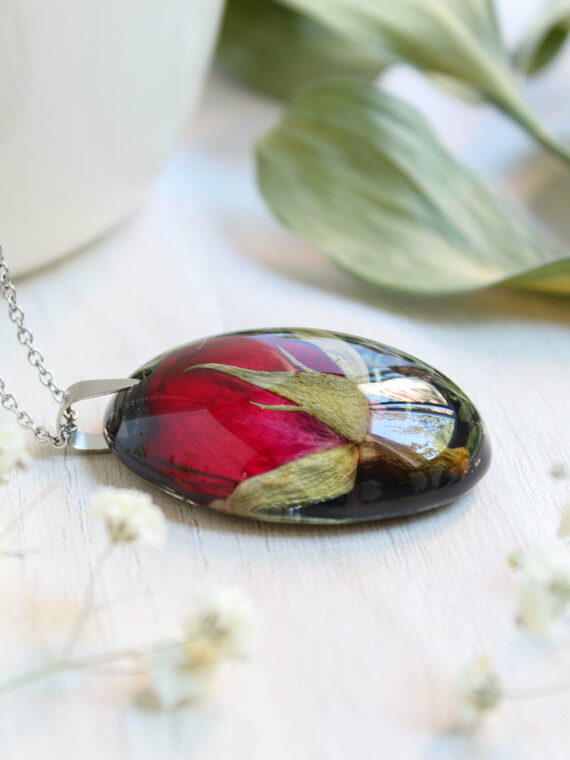 Dried Rose Resin Pendant Necklace – Unique Gift Idea for Women