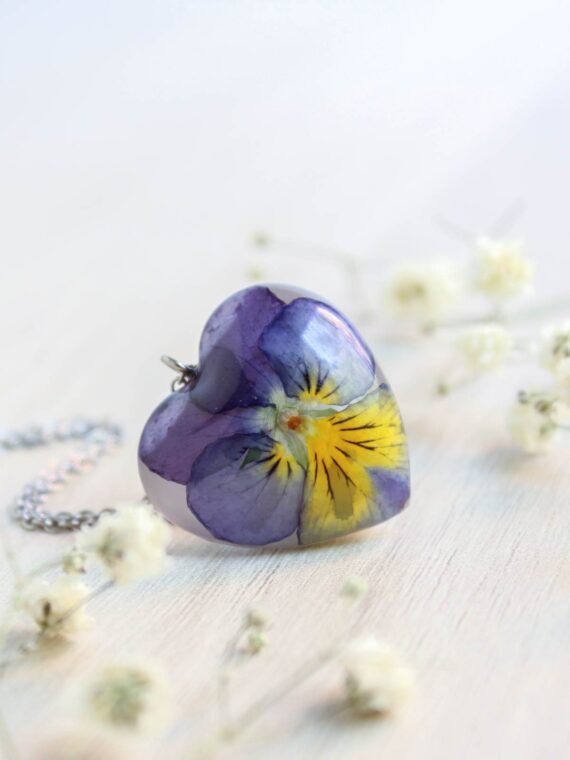 Delicate flower necklace, Pressed flower resin necklace, Pansy necklace, Botanical resin jewelry, Dainty purple necklace, Daughter gift idea
