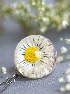 Real flower necklace, Daisy flower necklace, Delicate flower necklace, Unique gift for mother's day, White pendant necklace, Spring jewelry