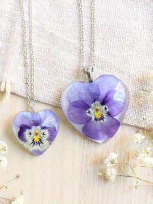 Mama and me necklace, Real flower necklace pendant resin, Gift for mother and daughter, Violet flower necklace, Heart shaped necklace set