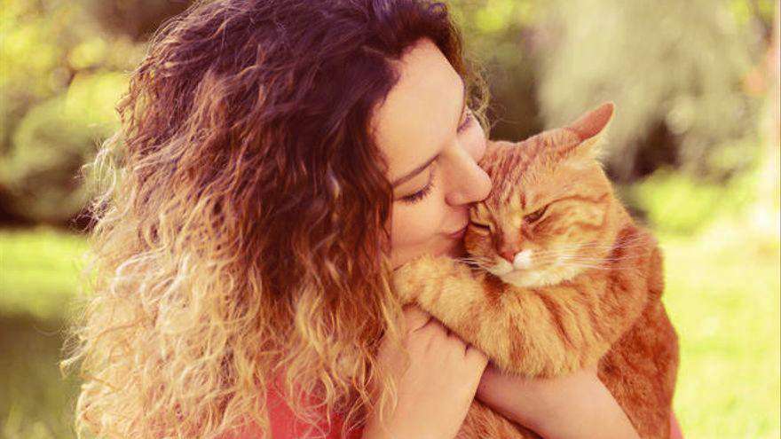 Heart-Shaped Pet Hair Necklace with Real Rosebuds – A Unique Memorial Keepsake