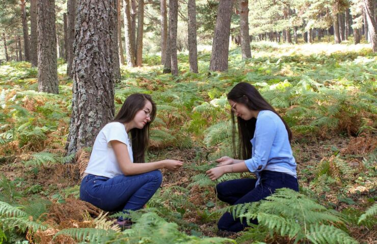 Lorena and Paola from Botania Jewelry collecting natural elements for handmade resin jewelry in the forest