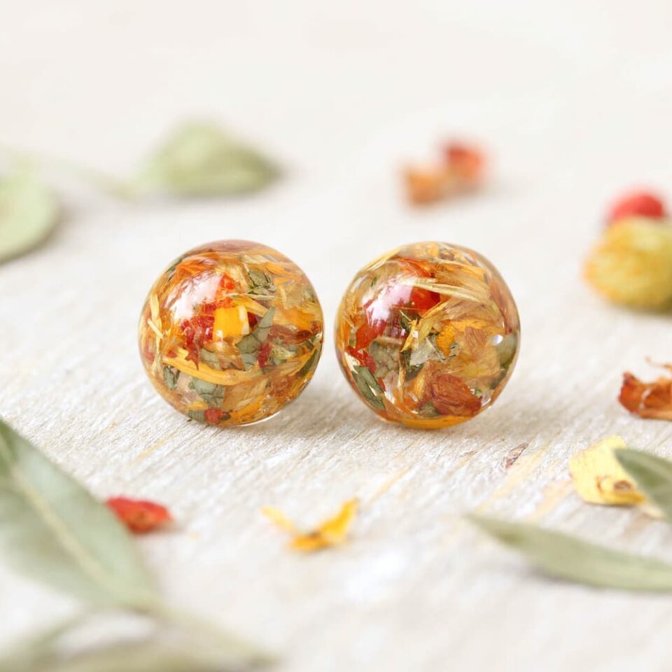 Handmade resin stud earrings featuring preserved colorful bouquet flowers, nature-inspired botanical jewelry.